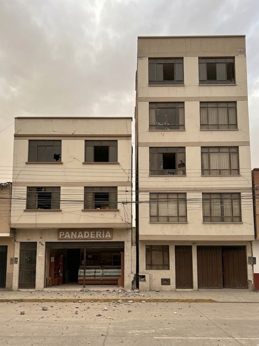 Sin inmueble vecino inclinado